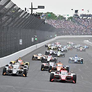 The field of the 500 takes the Green Flag