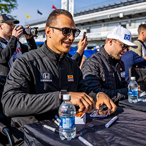 Alex Palou signs autographs at Legends Day